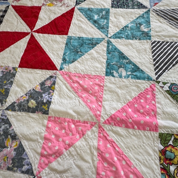 Vintage 1970s quilt, hand stitched, pinwheel pattern, twin to full size - Picture 5 of 11